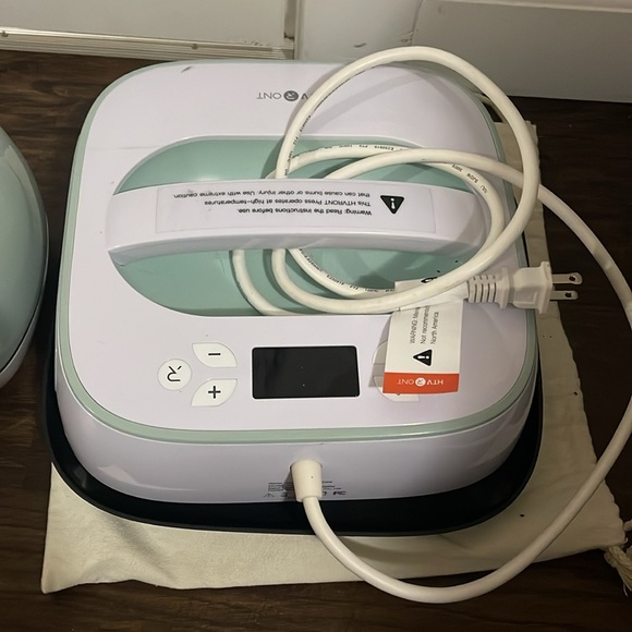 Cricut and Heat press - Picture 2 of 3